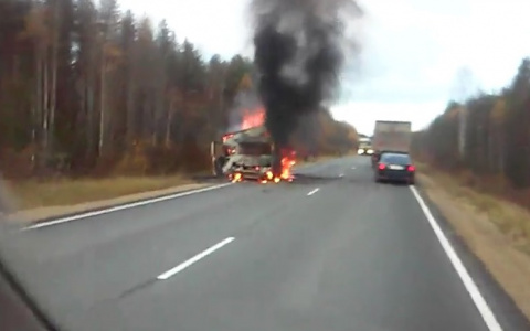 В Коми «Газель» вспыхнула ярким пламенем прямо на трассе (видео)