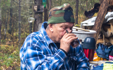 В лесу под Сыктывкаром больше 30 лет живет охотник-отшельник (фоторепортаж)