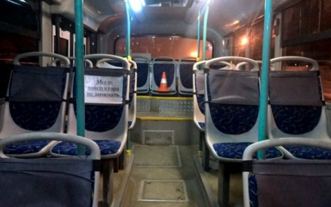 Появилось видео, как в Сыктывкаре мужчина получил травму в автобусе