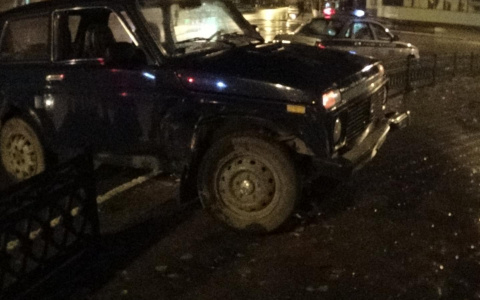 В Сыктывкаре в ДТП у Стефановской площади «Нива»  вылетела на тротуар (фото)