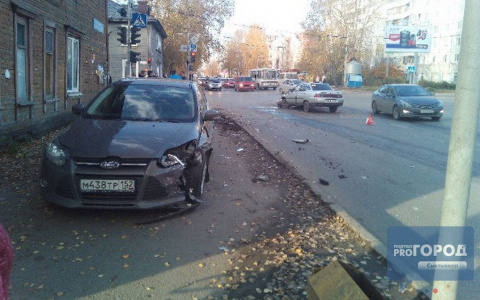 В центре Сыктывкара «Форд» улетел в жилой дом (фото)