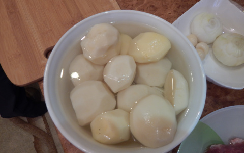 Сыктывкарские гинекологи вытащили из женщины гигантскую картошку