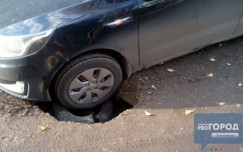 В Сыктывкаре иномарка провалилась под землю (фото)