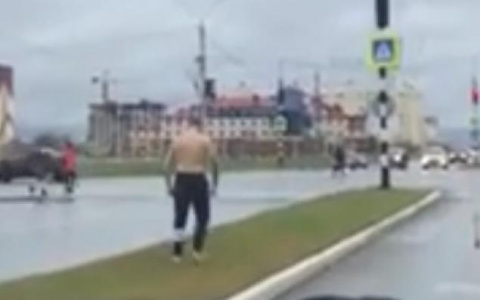 В Коми полуголый мужчина устроил странный ритуал на пешеходном переходе (видео)