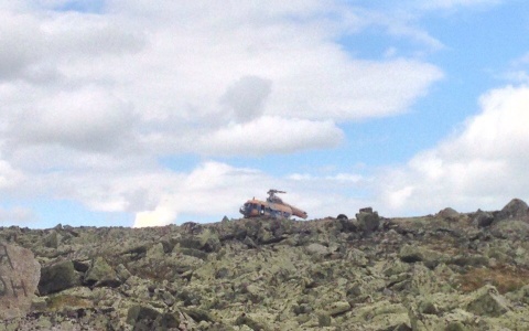 В Коми местные разбирают обломки вертолета, разбившегося на Урале (фото)