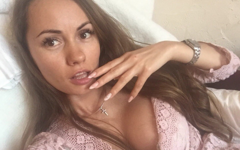 Смерть девушки, которая в неглиже высунулась из окна автомобиля, попала на видео