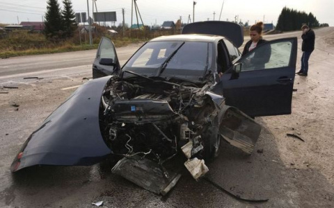 В Коми водитель без прав влетел в минивэн с пассажирами, пострадали двое (фото)