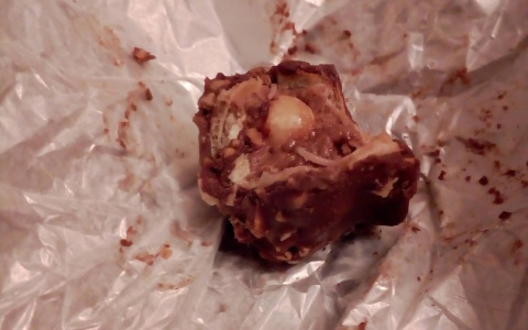 Жители Коми угостили своих детей конфетами с опарышами (фото)