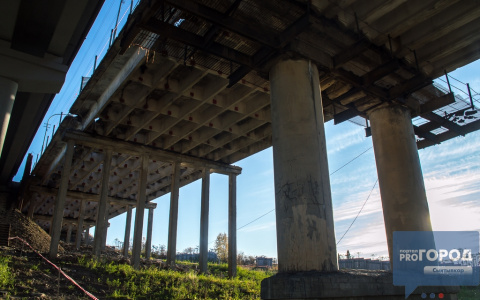 Фоторепортаж: как в Сыктывкаре рушат старый мост и строят новый