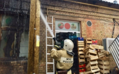 В Коми горел магазин «Пятёрочка»