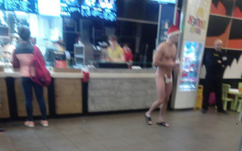 Появилось видео, как в Сыктывкаре в «МакДоналдс» пришел голый Дед Мороз