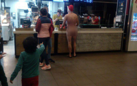 Сыктывкарцы о голом Деде Морозе в «МакДоналдсе»: «Праздник к нам приходит»