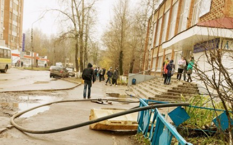 В Сыктывкаре по экстренному вызову оцепили торгово-технологический техникум (фото)