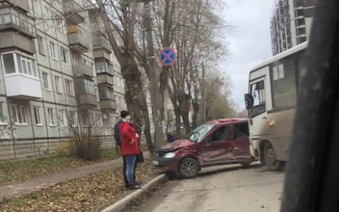 В Сыктывкаре в утренний «час пик» автобус №15 смял иномарку (фото)