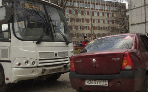 Появилось видео, как в Сыктывкаре в «час пик» автобус №15 смял иномарку