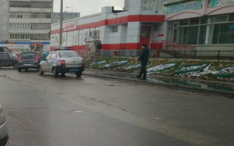 В Сыктывкаре водитель сбил ребенка, который перебегал дорогу в неположенном месте