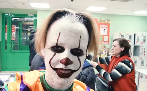 В Сыктывкаре в магазин пришел клоун Пеннивайз из фильма «Оно» (видео)