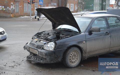 В центре Сыктывкара «Лада» протаранила «Опель», есть пострадавшие (фото)