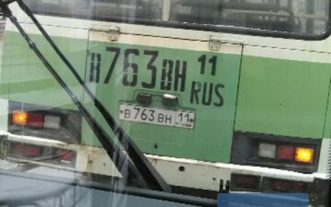 В центре Сыктывкара столкнулись два маршрутных автобуса (фото)