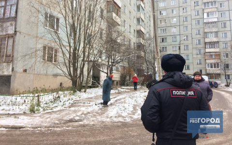 В Сыктывкаре экстренные службы оцепили 9-этажный жилой дом (фото)