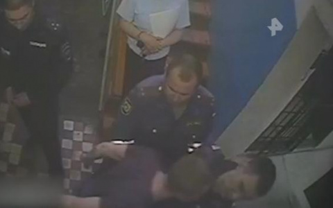 Пьяный житель Коми ударил головой полицейского и попал на РЕН ТВ (видео)