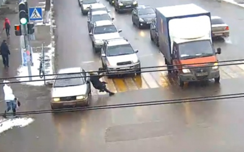 Появилось видео, как в центре Сыктывкара бабушку отбросило мощным ударом «Ауди»