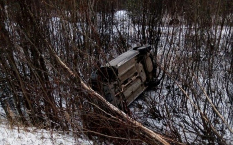 В Коми угонщик катался на «Рено», пока не перевернулся в кювет (фото)