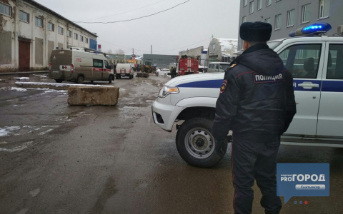 В Сыктывкаре экстренные службы оцепили торговый центр из-за бомбы в машине (фото)