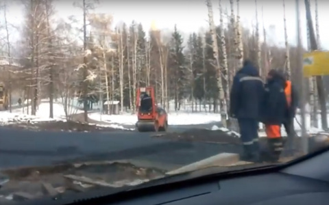 В Мичуринском парке в Сыктывкаре асфальт кладут прямо в снег (видео)