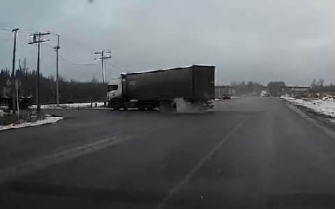 На трассе в Сыктывкаре у фуры на полном ходу лопнуло колесо