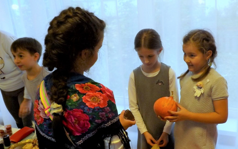 В сыктывкарской прогимназии №81  прошла ярмарка в поддержку  «Переломного момента»