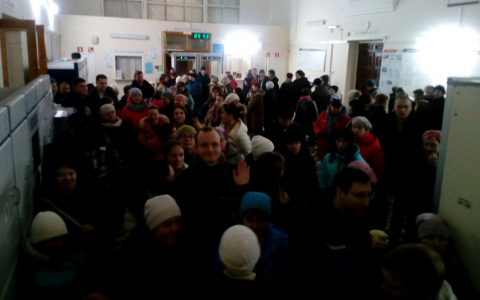 В Сыктывкаре толпа людей штурмовала вокзал ради безлимитных проездных (видео)