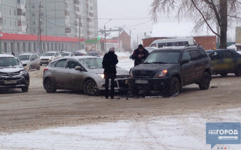 В утренний час пик в Сыктывкаре произошло ДТП, машины встали в пробке (фото)