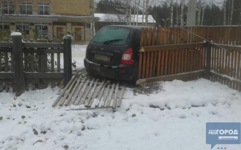 В Сыктывкаре девушка на «Ладе» снесла забор напротив школы (фото)