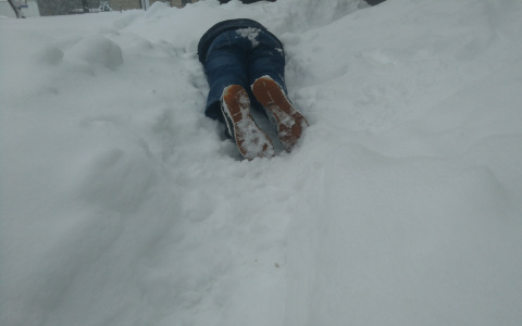 В Коми возле одного из домов в поселке нашли тело мужчины