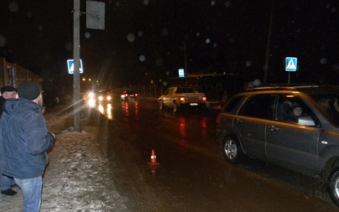 В Сыктывкаре лобовое стекло «Датсуна» разбилось вдребезги после столкновения с пешеходом