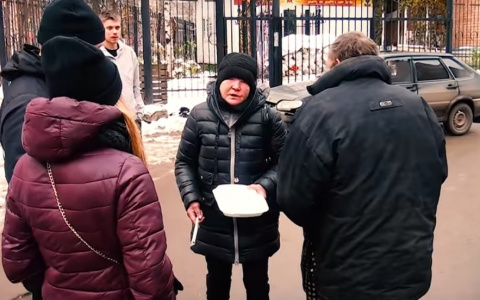 В Сыктывкаре бездомным раздали полтонны роллов