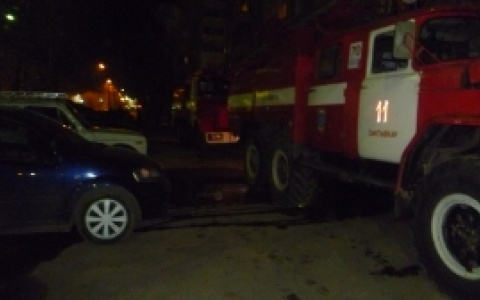 В Сыктывкаре 14 пожарных тушили туалет в квартире