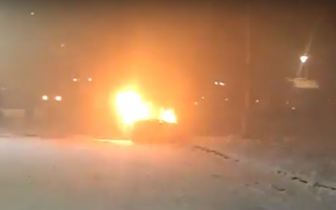 В Коми машина вспыхнула как спичка рядом с жилым домом (видео)