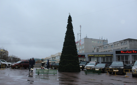 Сыктывкарцы пляшут возле первой новогодней елки города