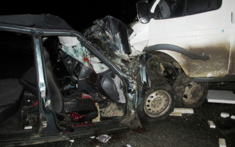 Появились фото с места кровавого ДТП в Коми, в котором погибли два молодых парня