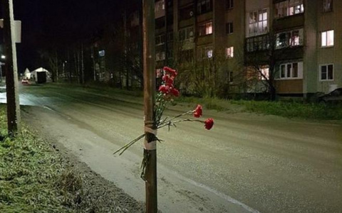 Сыктывкарцы приносят цветы к месту ДТП, в котором погибла трехлетняя девочка