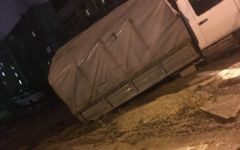 В Сыктывкаре грузовой автомобиль увяз в грязи (фото)