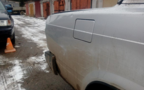 В Сыктывкаре пожилой водитель сбил мужчину и его автомобиль (фото)