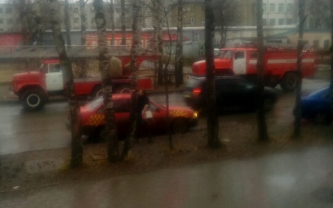 В центре Сыктывкара оцепили известный торговый центр (фото)