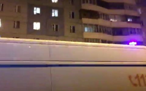 В Сыктывкаре из-за сообщения о взрывном устройстве оцепили жилой дом (видео)