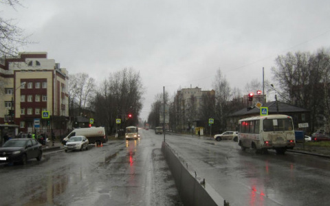 В Сыктывкаре водитель «Лады» отправил в больницу трех пассажирок «Рено»