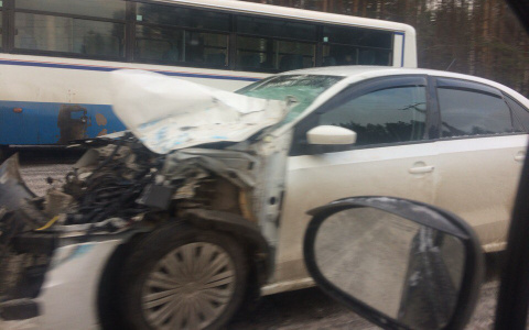 В Сыктывкаре в утренний час пик «Фольксваген» протаранил пассажирский автобус (фото)
