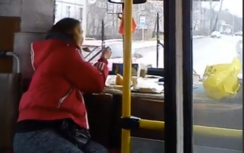 Сыктывкарцы обругали кондуктора автобуса, которая завтракала на их глазах (видео)