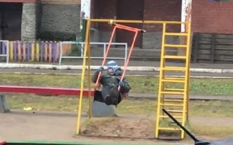 В сети появилось видео про сурового мальчика из Сыктывкара, который любит пощекотать себе нервы